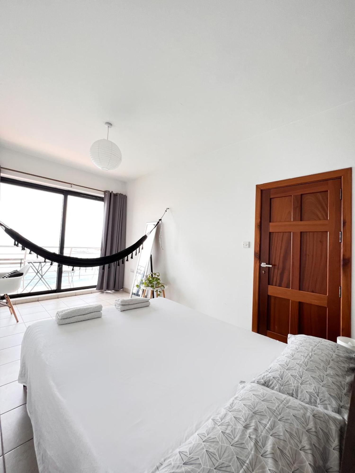 Gazde/Camere de închiriat F8 1 Seaview Room, Living And Bathroom Shared , Stjulians